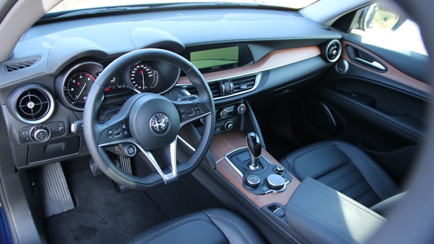 Slideshow Bild - Der Innenraum beeindruckt durch sein klares Design und deutlich hochwertiger, das würde man eher eine Fahrzeugklasse höher erwarten.